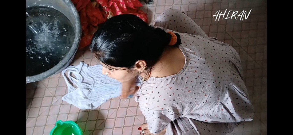 Aahan Ahiran: Joven hermanastro esposa lavando ropa y revisando su culo y...