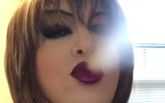 KatieCDSmoke: Katie Kouří