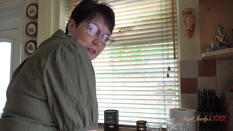 Aunt Judy's XXX: AuntJudysxxx - ama de casa tetona de 56 años Layla chupa tu...