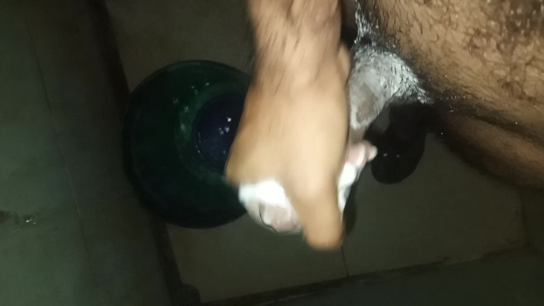 Cute boy jerks off: Ragazzo pene si masturba in bagno mentre la sua famiglia è...
