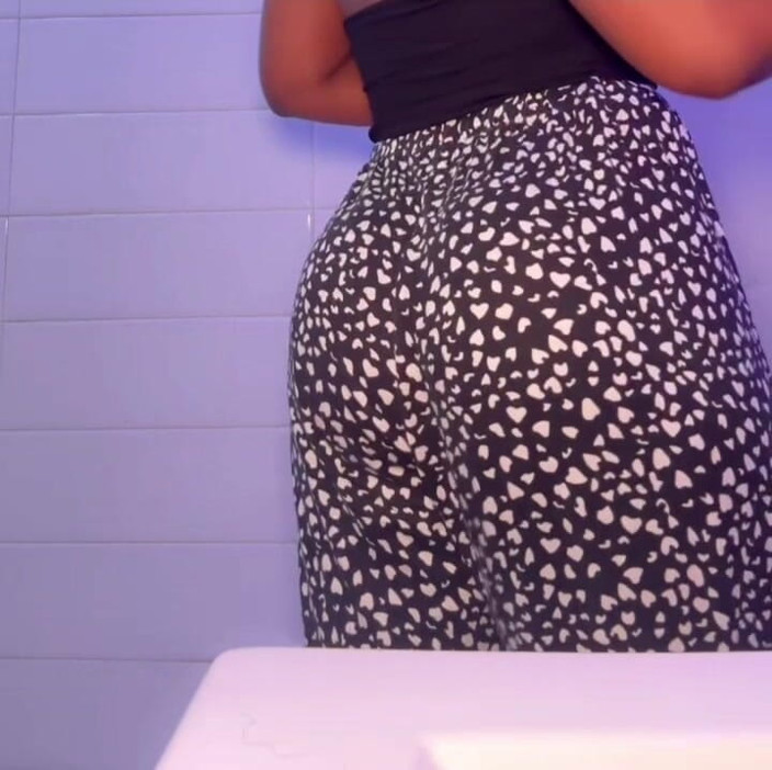 African Fart Queen: Gece Geç Saatlerde Kokan Pijamalar Osuruyor