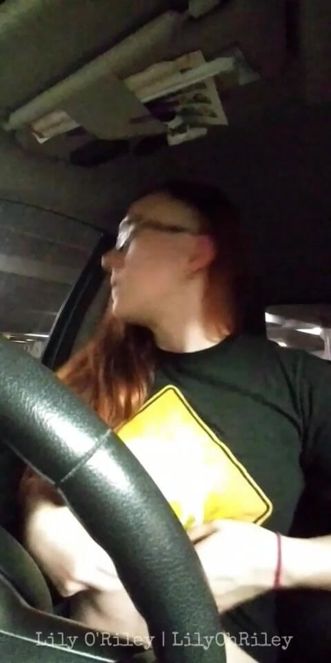 Lily O'Riley: Riskantní parkovací garáž Klitoris tření auto masturbace