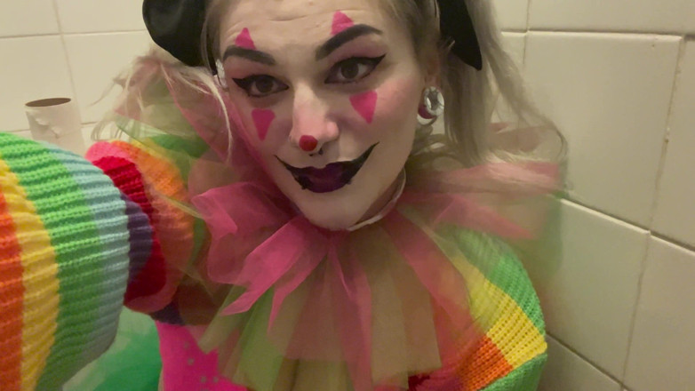 EeveeXo: Trashy payaso chica en baño público meando mostrando y fumando