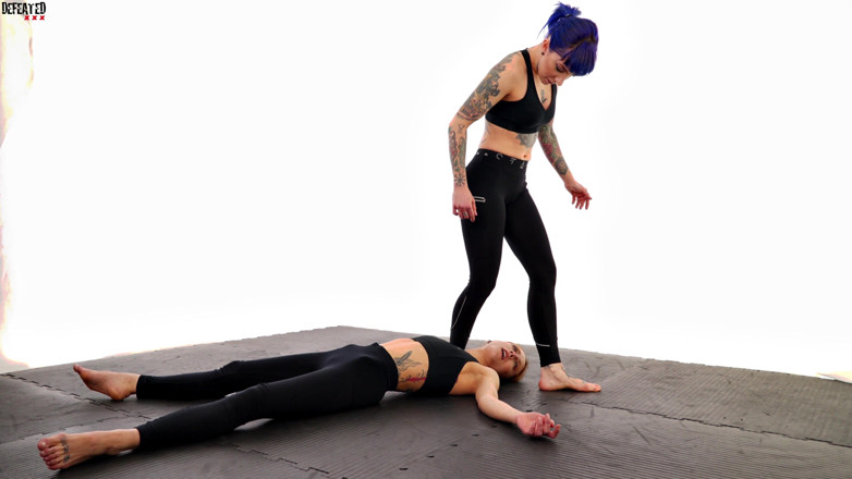 Defeated Sex Fight: Eli och Stella i aggressiv het kamp