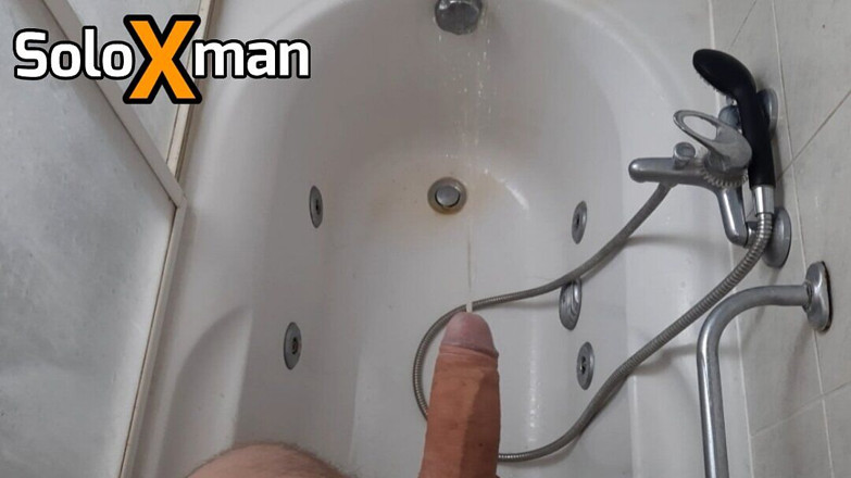 SoloXman: Chico cachondo meando su lluvia dorada en la bañera - soloxman