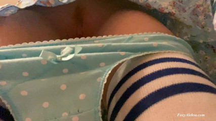 FoxyAleksa: パンティー小柄な女の子の下。地下鉄での公共の場でのセックス。ホットお尻とディックストレンジャー