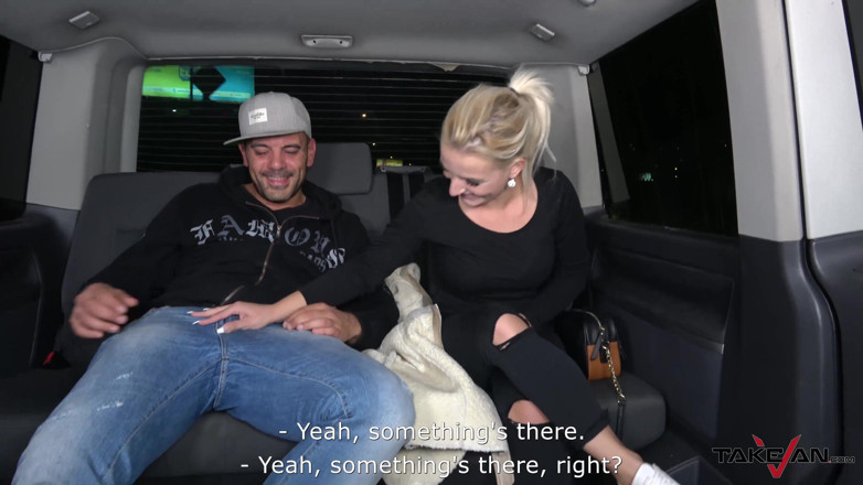 Take Van: Blondine met geweldige natuurlijke rek schudt het op een enorme...