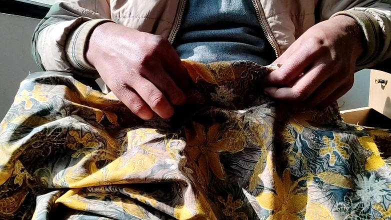 Satin And Silky: Satijnen zijden aftrekbeurt porno - pik wrijven en klaarkomen op satijnen...