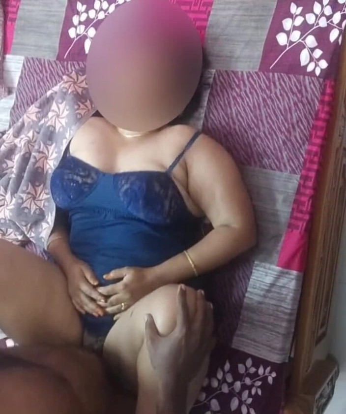 Black & white desicat: Desi Boudi panas dengan tetek besar berair melantun seks creampie...
