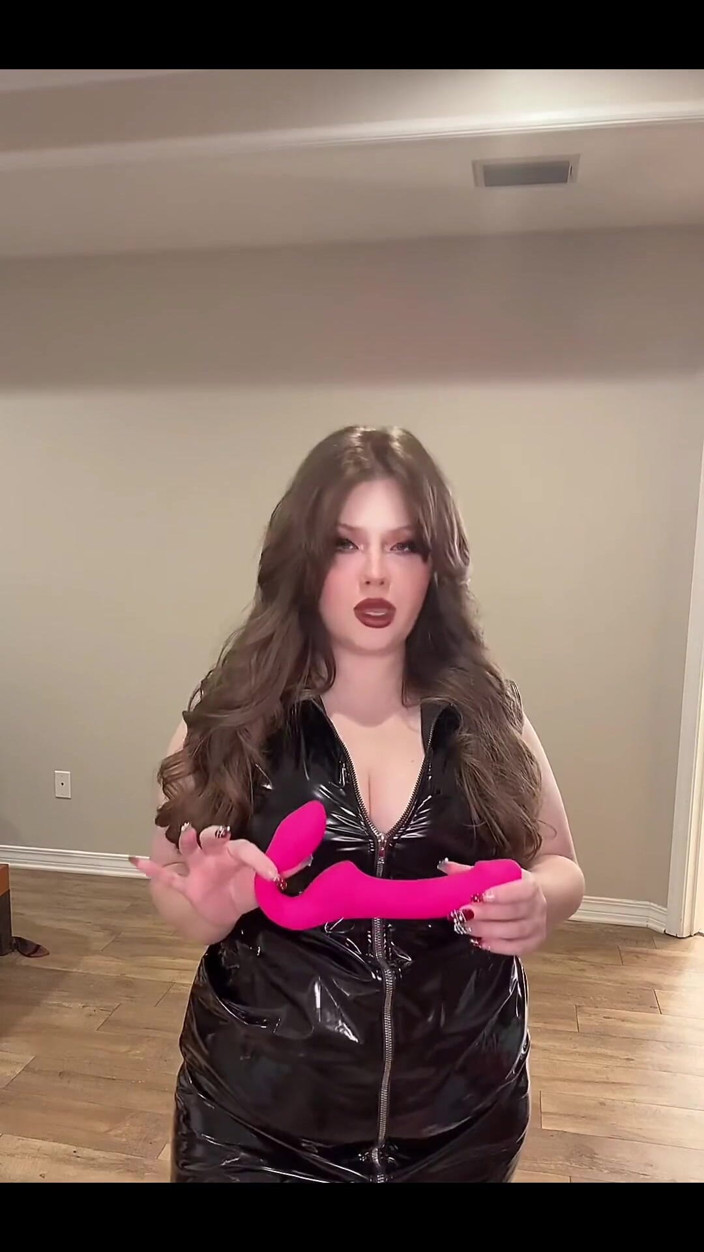 Dirtysecret: Une belle-mère dominatrice humilate sa soumise