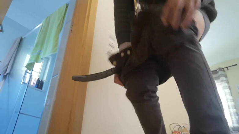 Rafael Torreano: 午後のクイック射精、床にひざまずく