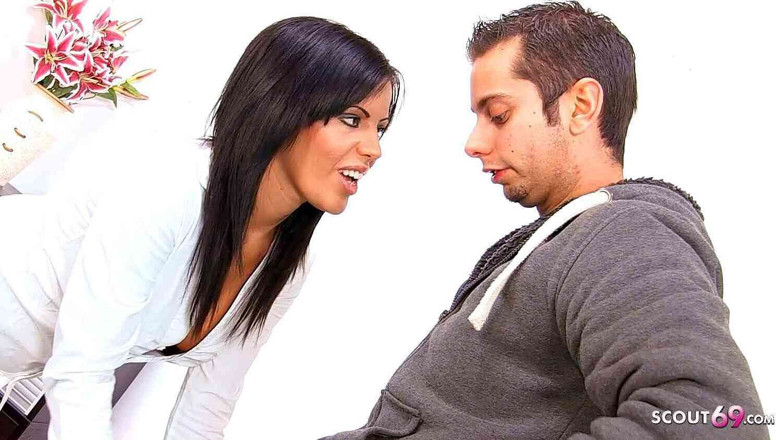 Full porn collection: Cikgu wanita Cougar menggoda lelaki muda dengan batang besar untuk...