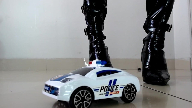 Maeling: Domme Giantess - bota de látex pisada em carro policial esmagado