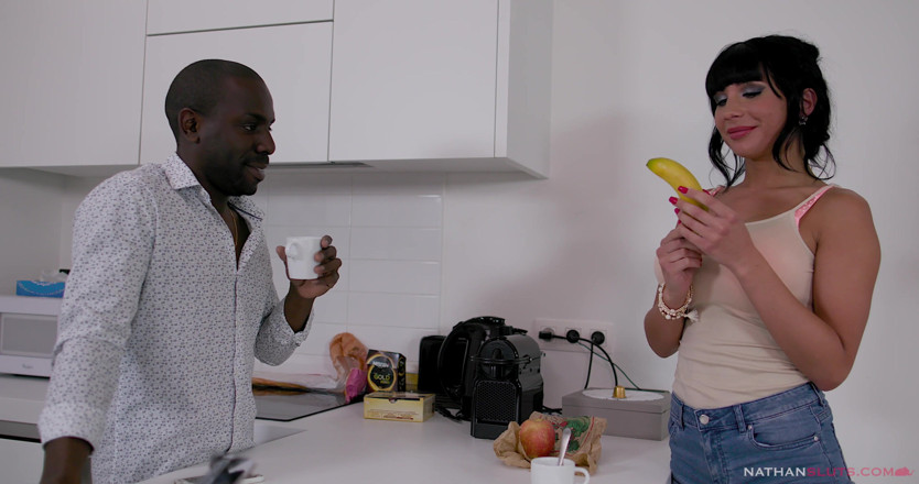 Nathansluts: Valentina Ricci, avide de grosse bite noire, laisse son meilleur...