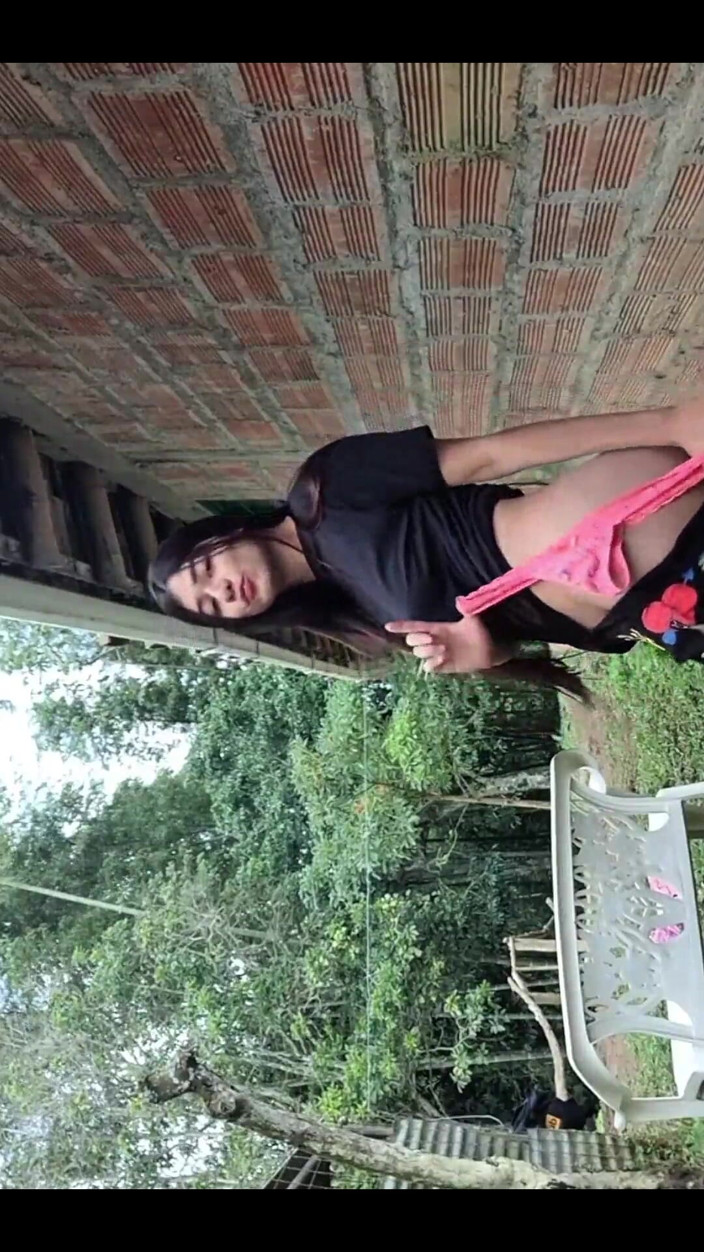 Yulieth Gomez: Yulieth Gomez raakt zichzelf aan in het park en toont...