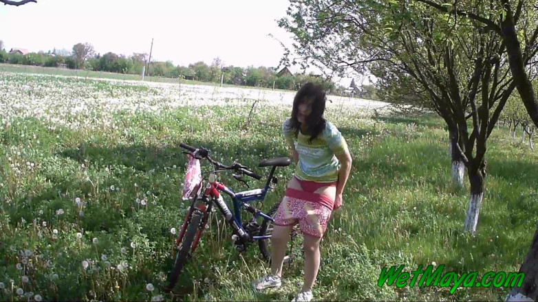 Wet Maya: Čůrání na kole