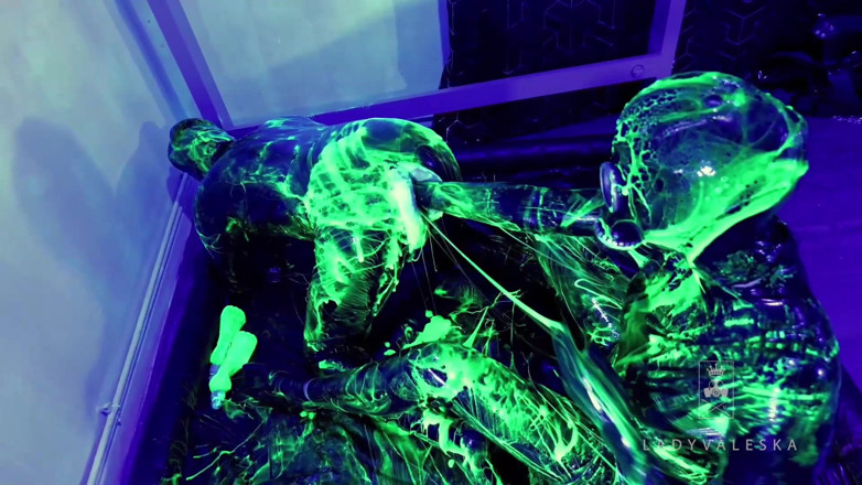 Lady Valeska: Резиновый двойной фистинг с Uv Slime