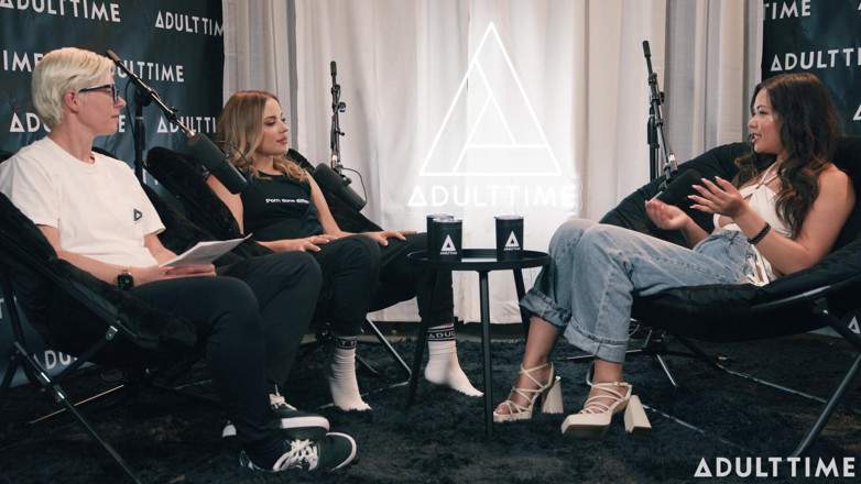Adult Time Podcast: Scarlett Alexis e Anna Claire Clouds pen *s Fingers &amp;mile high club |...