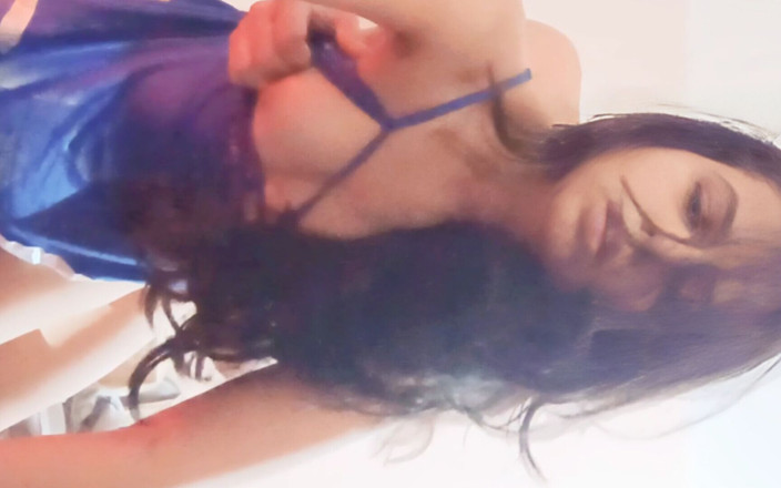 Hot Sis: Stiefzus Latika rokend en harde seks