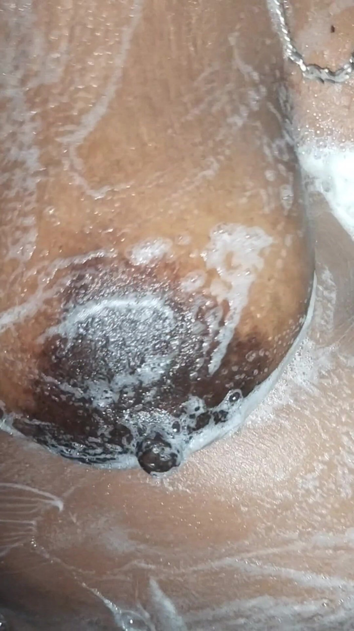 Riya darling: Mătușă desi cu țâțe uriașe făcând baie