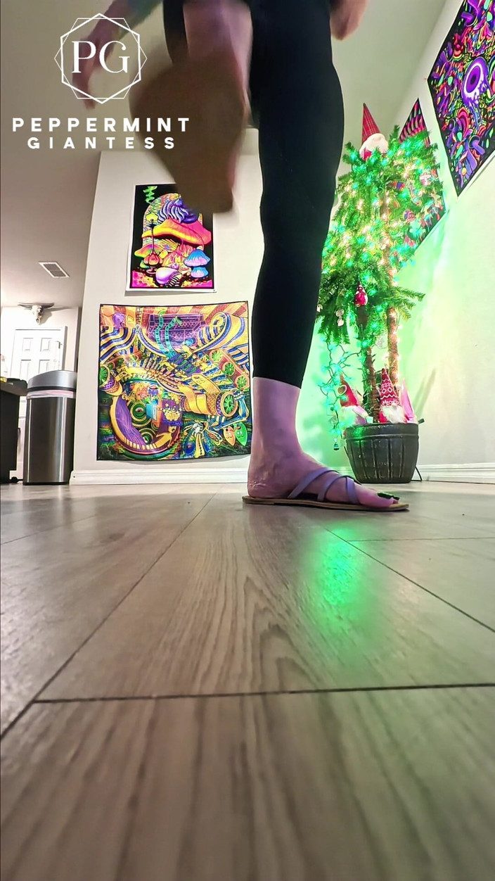 Peppermint Giantess: Une géante de 6'7 écrase le sol en sandales, slow-mo stomps intenses,...