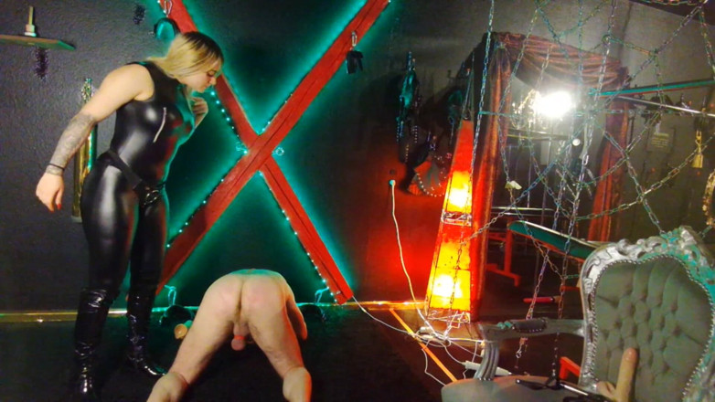 Queen_of_BDSM: Ти трахав мою дівчину? Тепер я збираюся зробити тебе геєм!