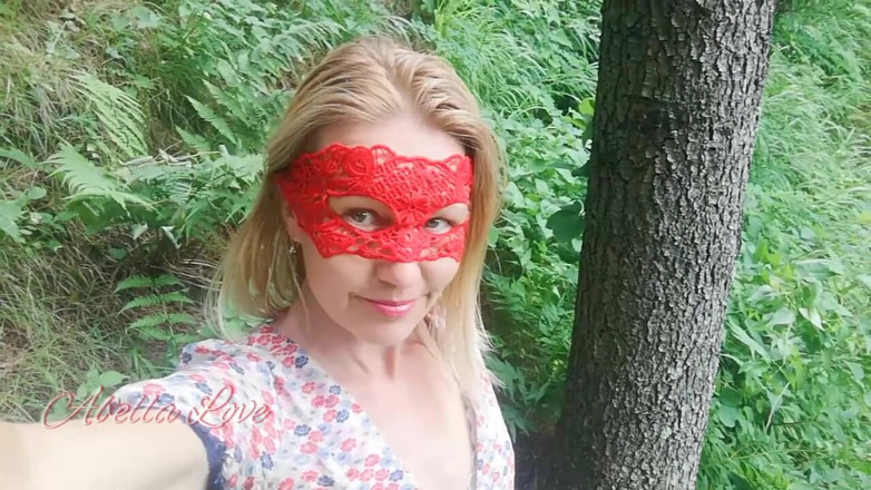 Abella Love: Drobná nadržená blonďatá dívka chodí nahá v parku a má...
