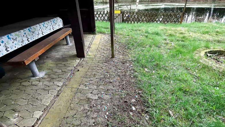 Bouncy Tits Action: Une gaine se fait fesser dans la cabane à barbecue