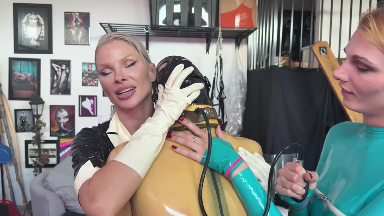 Rubber pervs: Stacy Quartz, gumová a perverzní vakuová hra, šukání a kouření 1/2