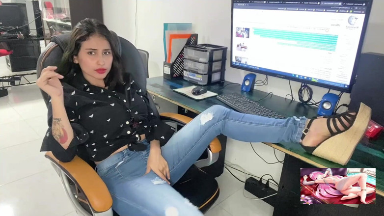 Jenifer Play: Melancap dan blowjob di pejabat dengan bos saya