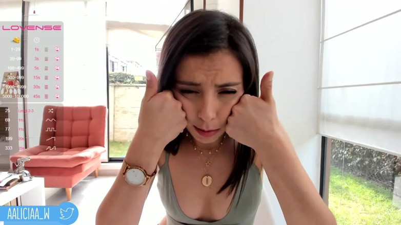 Cute Alice: スリムなボディのセクシーなコロンビアのモデルは、彼女の垂れ下がったお尻であなたを感動させようとします