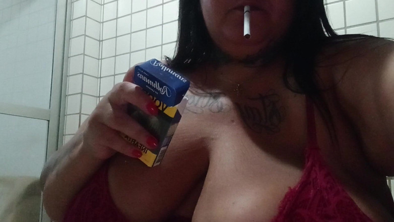 Mary Jhuana: Une BBW fume sur son balcon la nuit