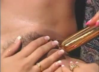 Outdoor pervs: Lesbianas retro calientes se chupan y se follan