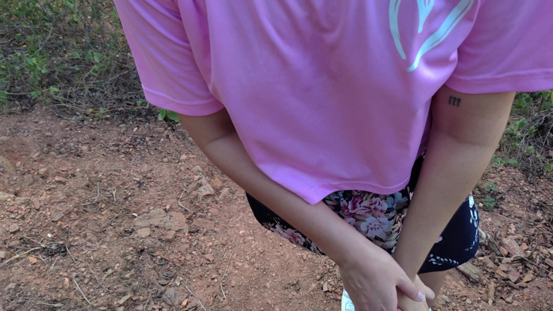 SugarPose: Latina nastolatka daje loda w lesie