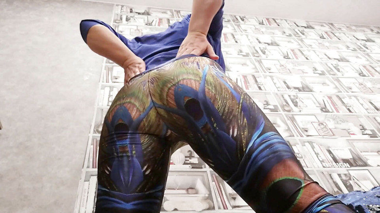 Dream Factory: Un cul dans un adoration du legging bleu