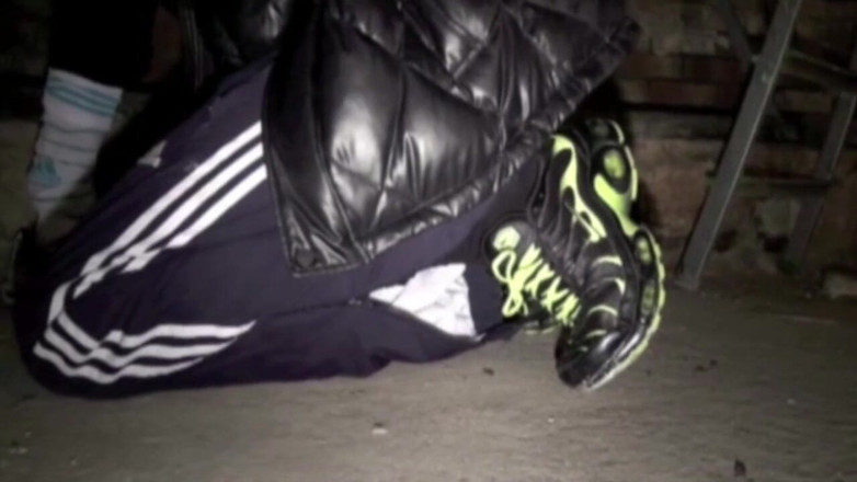 Sneaker gay: フランスのふしだらな女は、スニーカーの支配とscally男の子によって使用されます