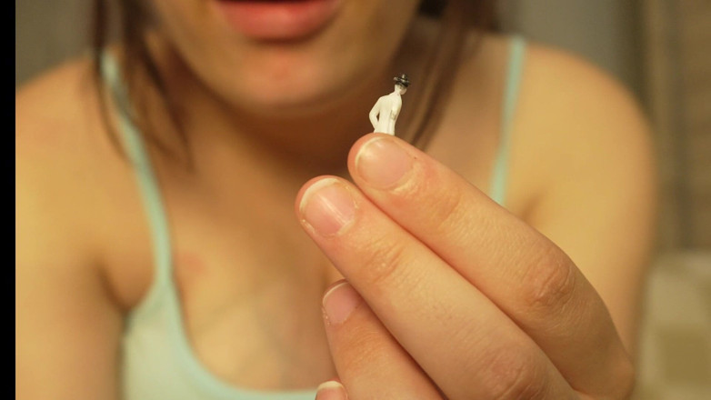 AmayaMori: Une belle-mère géante ordonne aux petits hommes en ligne qu’ils...