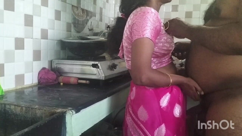 Funny couple porn studio: Cewek tamil lagi asik ngentot di dapur sambil duduk