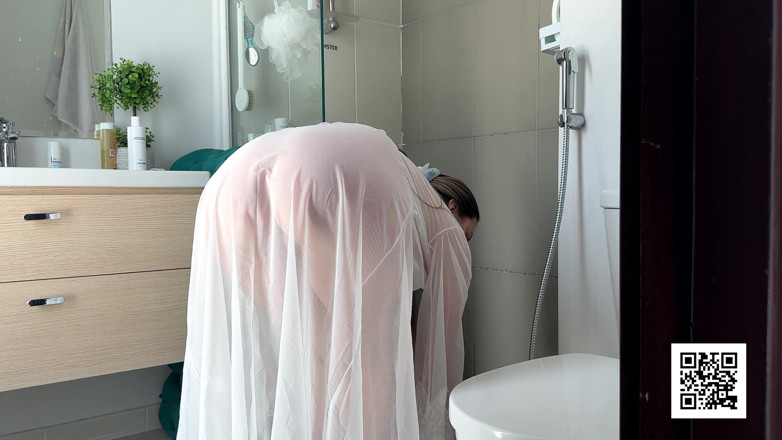 Alina Rai: Une belle-mère nettoie la salle de bain dans sa robe...