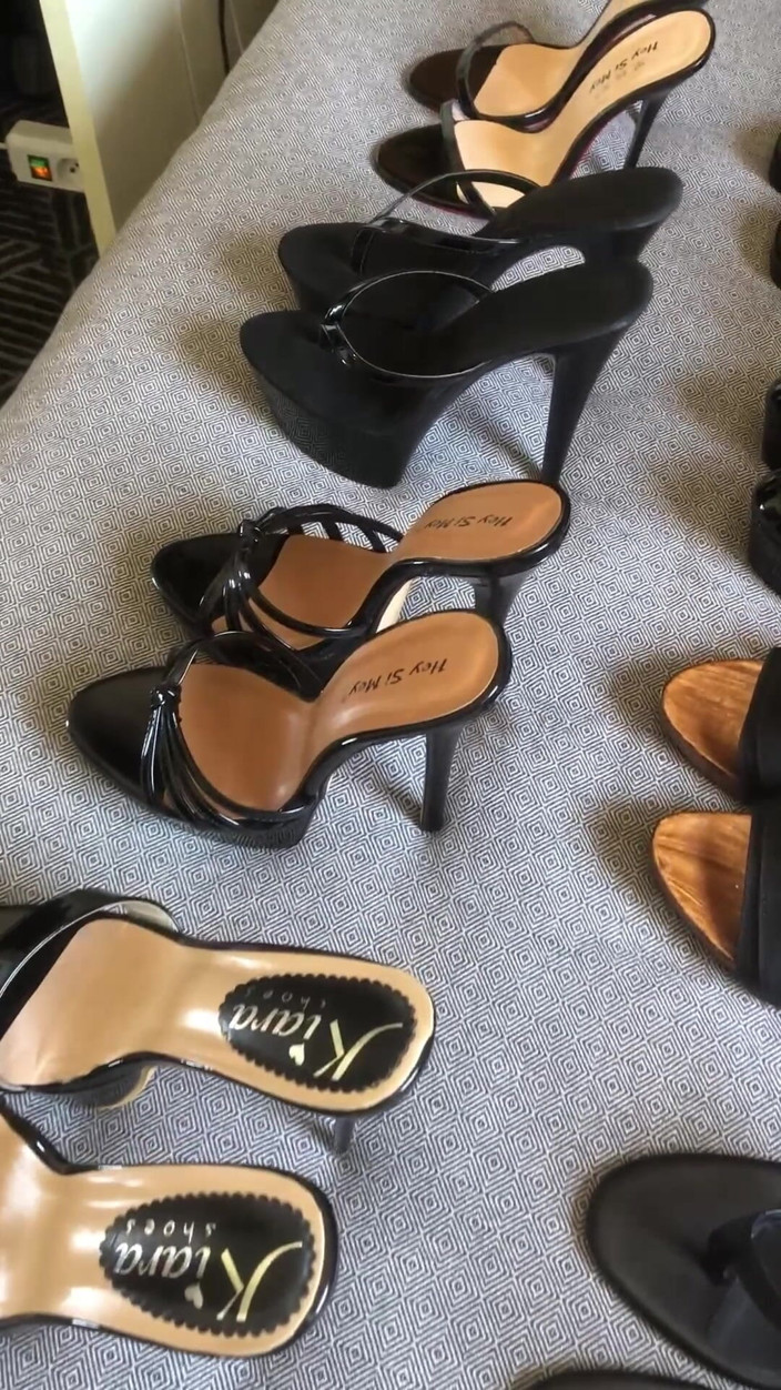 Andreina Naty: Kaki dan pantat untuk isteri banci jalang