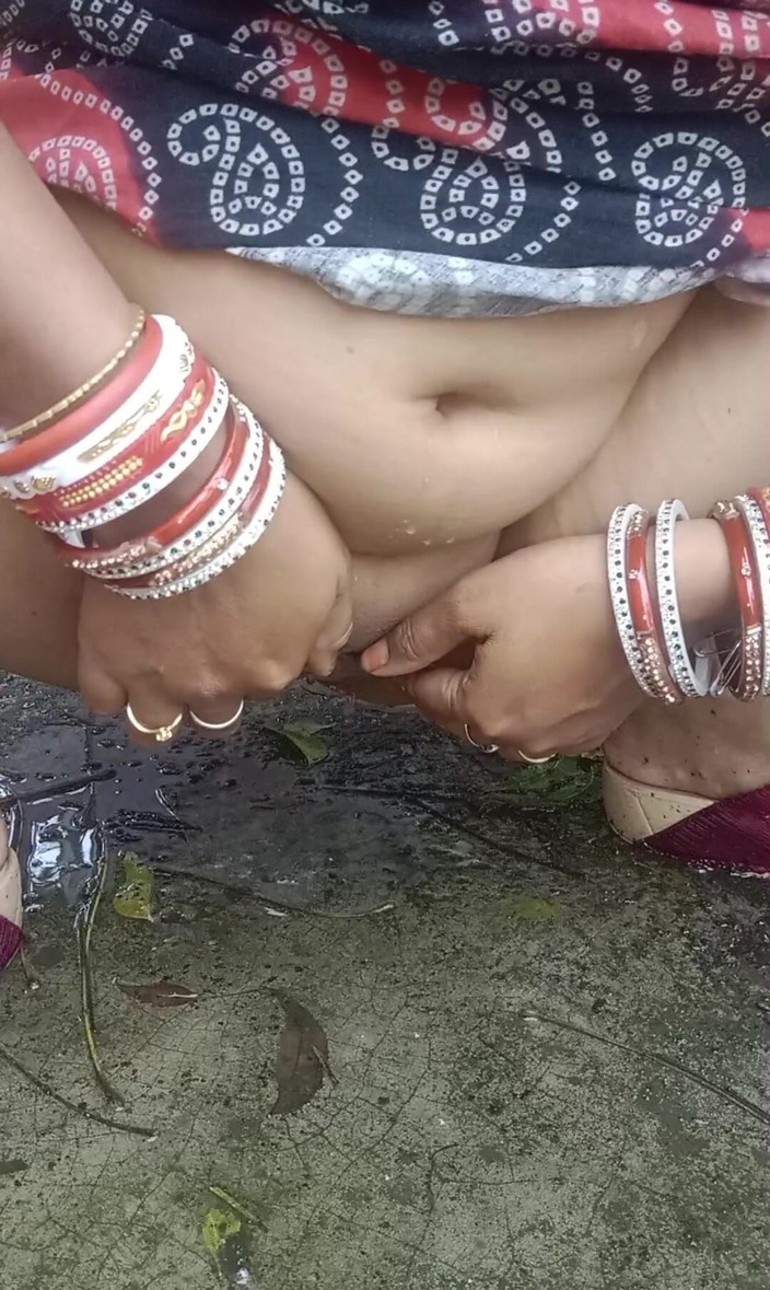 Real Couple 203: Bhabi pisst im freien, zeigt muschi, arsch, möpse