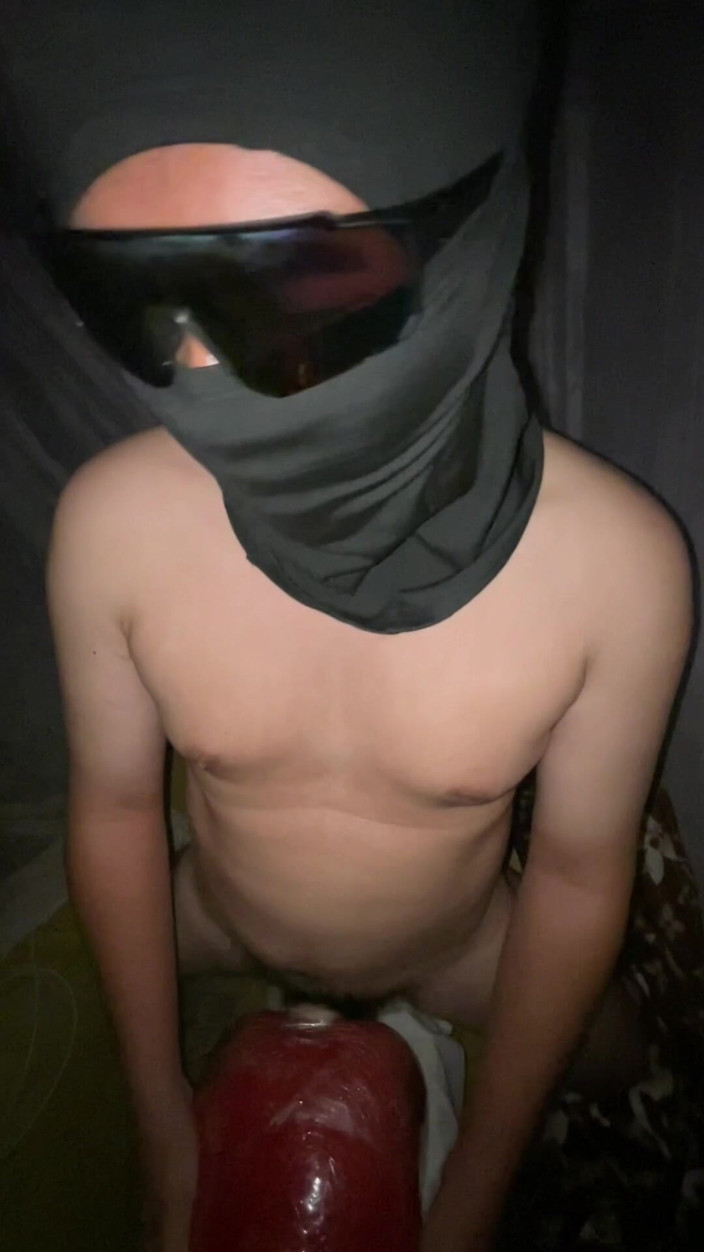 Milky Tata: Twink Boy fode boneca toy e gozada em seu brinquedo...