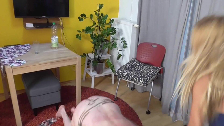 Femdom Austria: 벨트로 처벌하는 할망구
