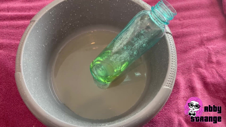 Abby Strange: Pisser dans la bouteille - je peux le faire ?