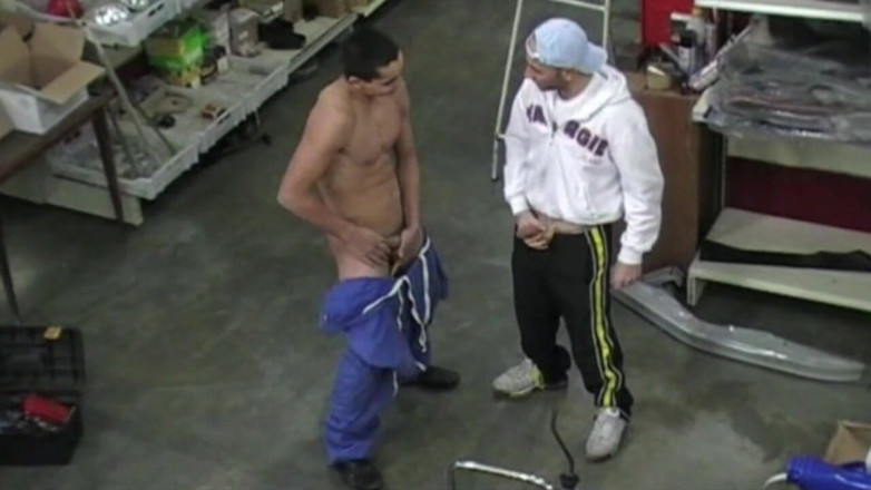 Jess Royan XXX: Une travailleuse hétéro baise un gay dans un garage commun