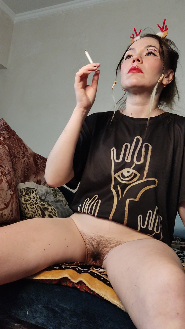 Blowjobs Alice: stepdaughter smokes a cigarette for her showed pussy