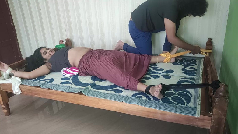 Vaigavarun45: BDSM Zarówno ręce, jak i nogi związane na obu końcach łóżka...