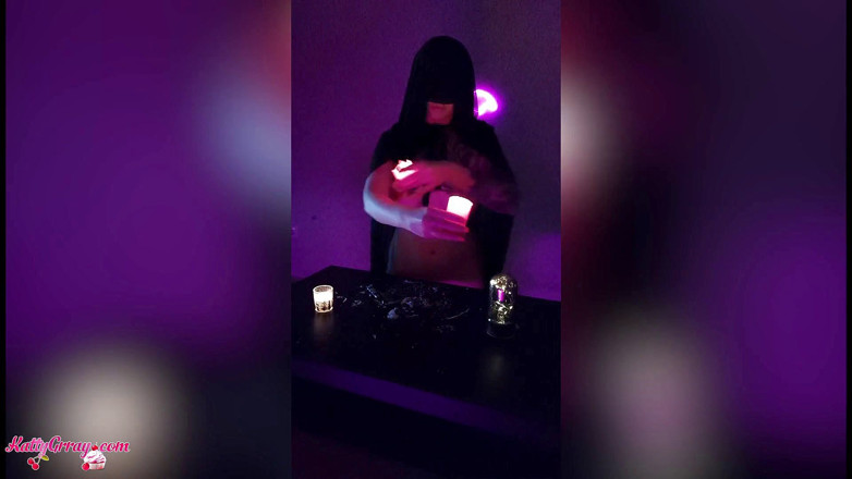 Katty Grray: O drăguță îmbrăcată se masturbează în noaptea de Halloween