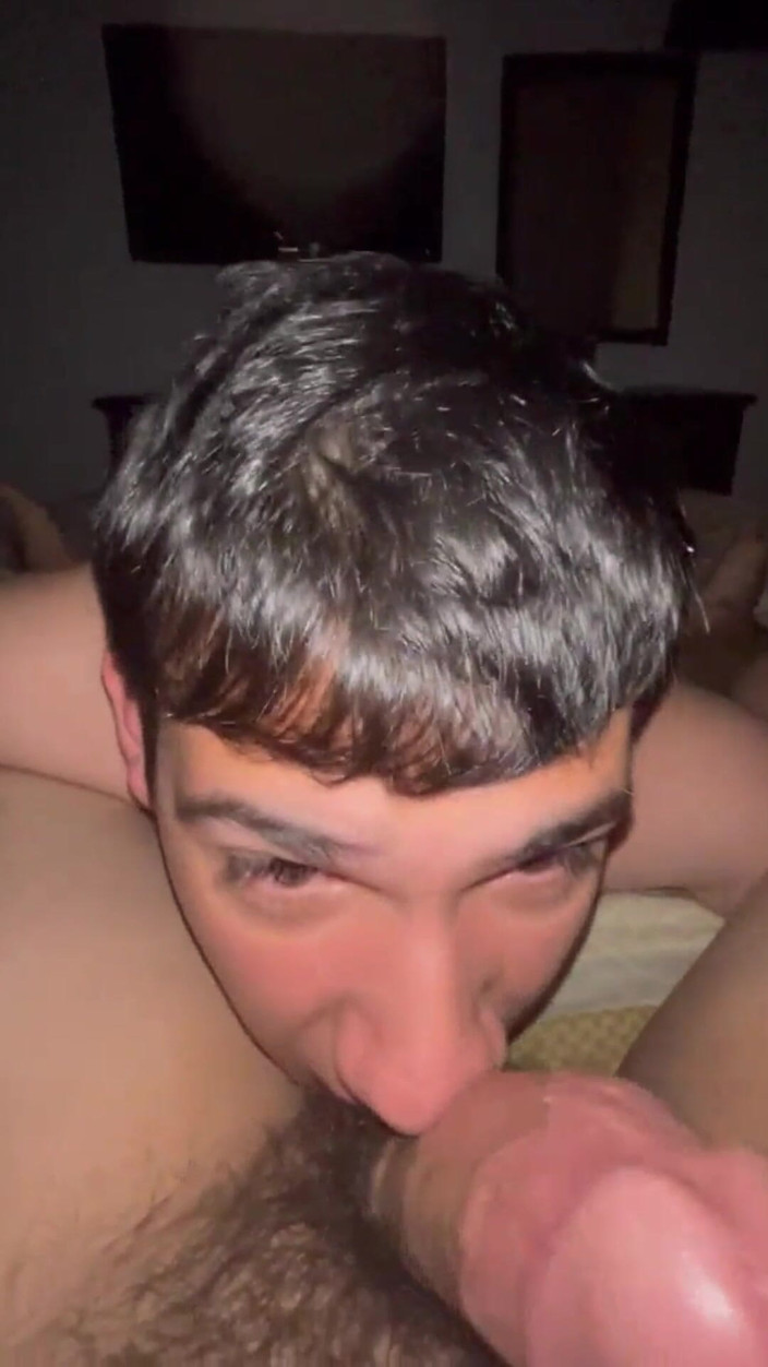 Romeoblowjob: Un jeune homme inexpérimenté avale ma bite et m’offre son...