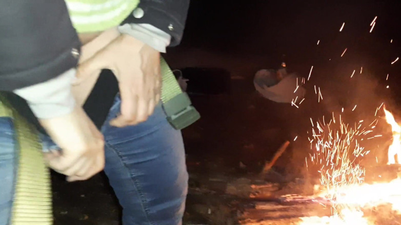 Lesbian-candys: Une voisine dans la forêt au bord du feu se...